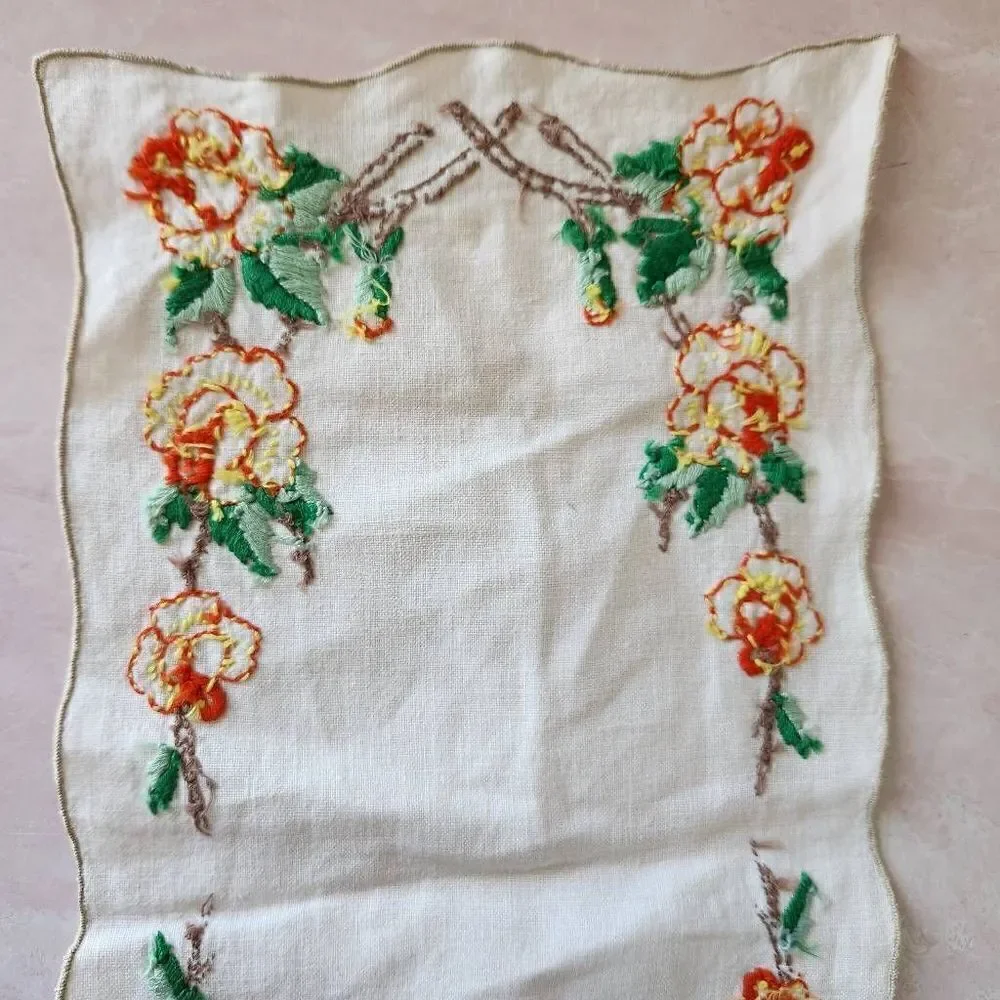 Vintage cream yellow Rose floral table runner cloth linen embroidered cottagecor